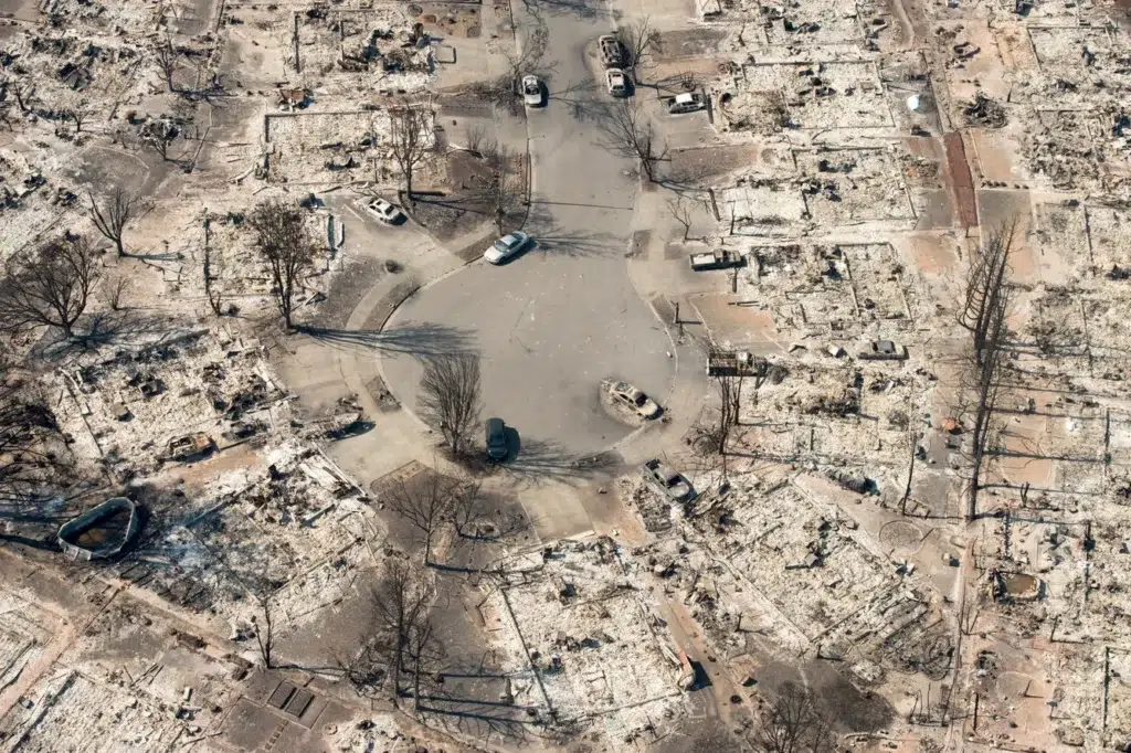 homes are at risk from wildfires and climate change is making it worse, photo by Josh Edelson/AFP