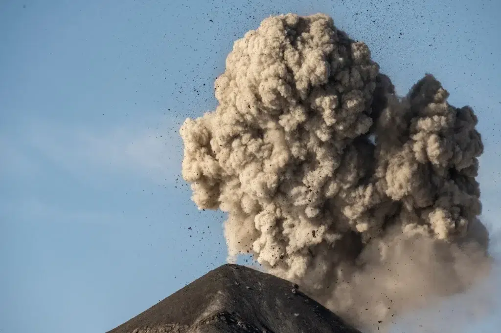 Shield volcano, Stratovolcano, documentary photography by Josh Edelson/AFP