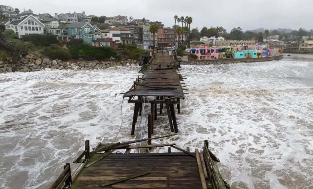 Flood and storm documentary photography by Josh Edelson, AFP photojournalist