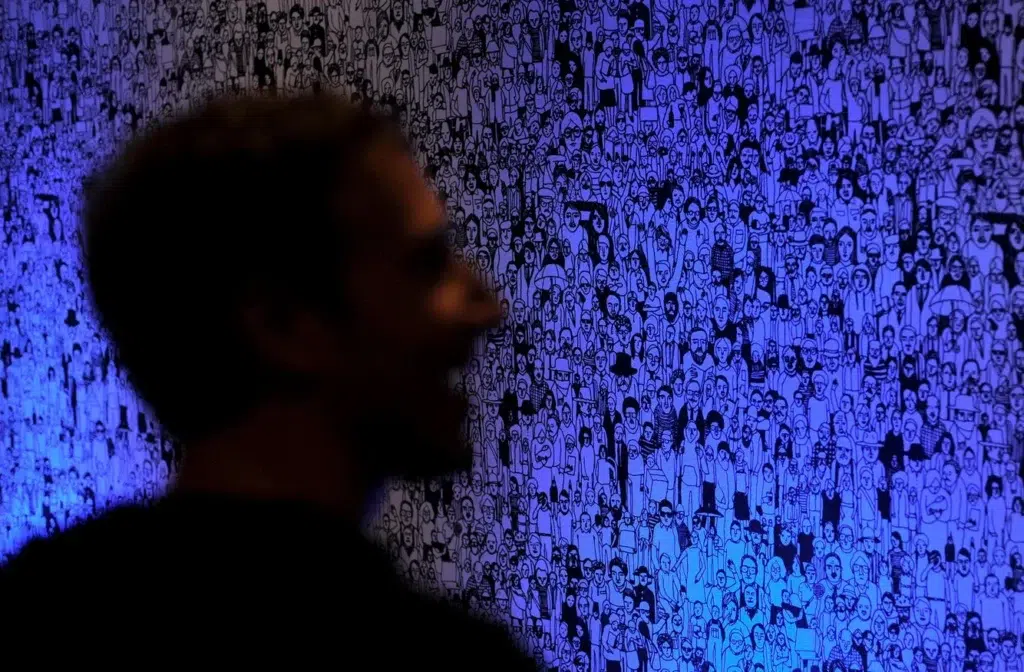 "Facebook ne rend pas plus heureux", photo by Josh Edelson/AFP