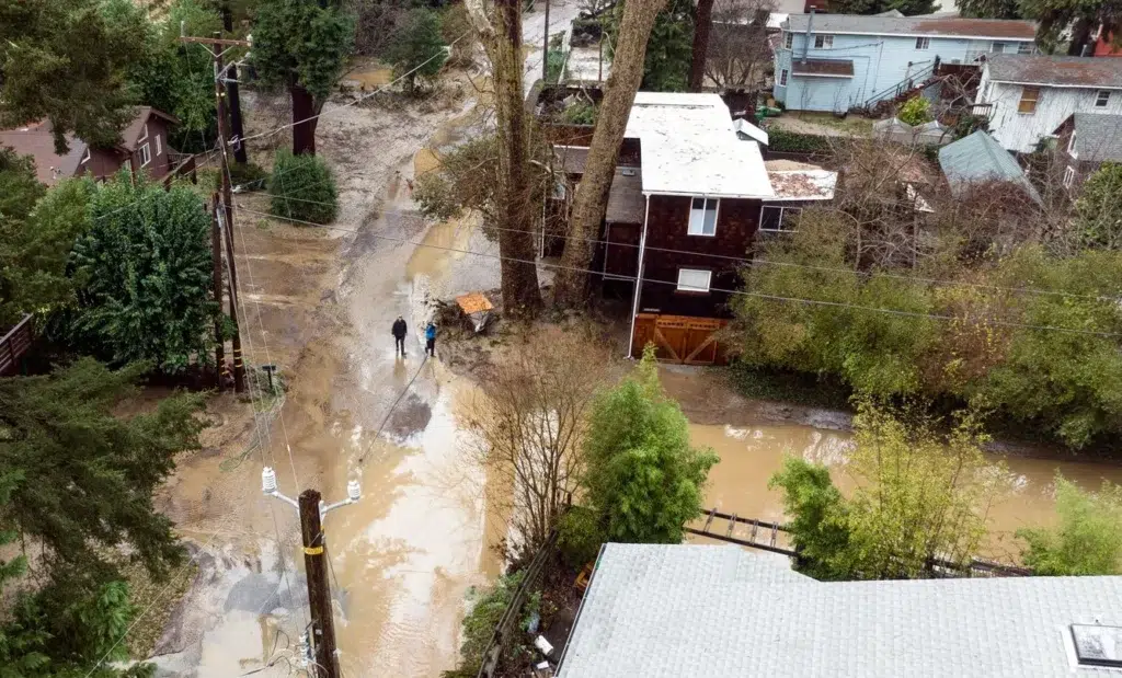 Calif. storm updates: Ventura River covers Highway 101, photo by Josh Edelson/AFP