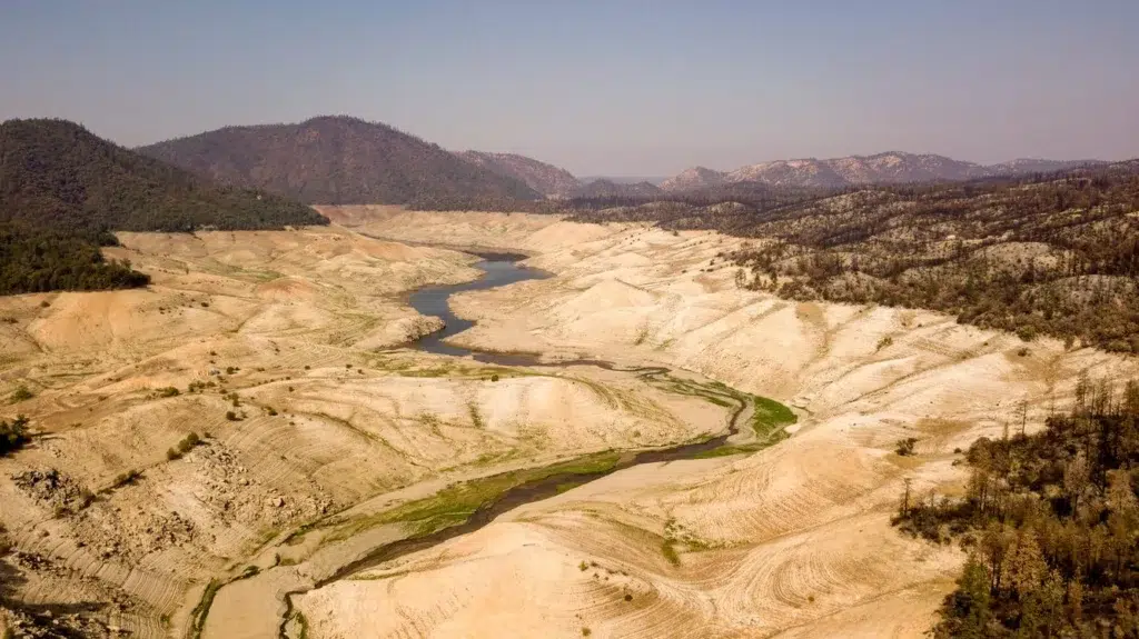 Badlands National Park, South Dakota 240, Lake Oroville, documentary photography by Josh Edelson/AFP