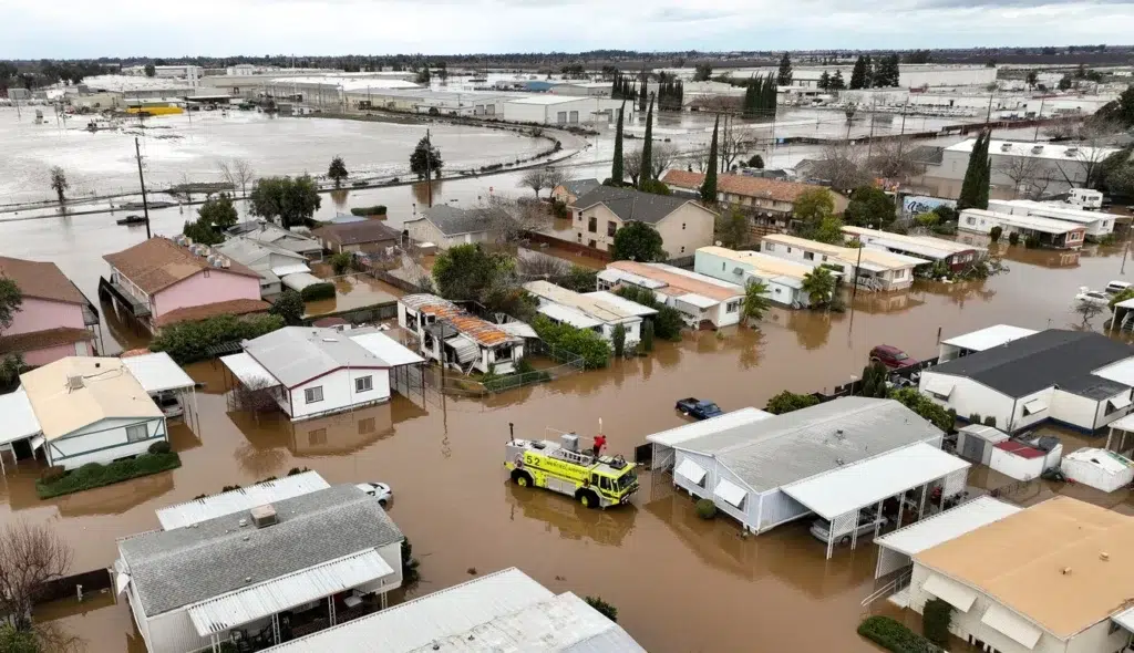 California storms updates: Woman found dead in submerged in car, photo by Josh Edelson/AFP