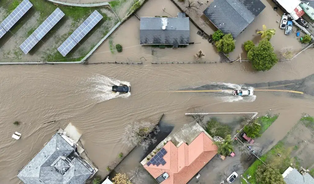 Flood and storm documentary photography by Josh Edelson, AFP photojournalist