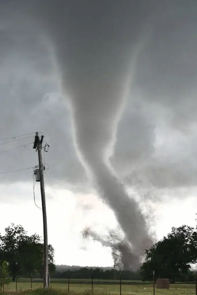 Striking photos from tornadoes in Oklahoma, photo by Josh Edelson/AFP