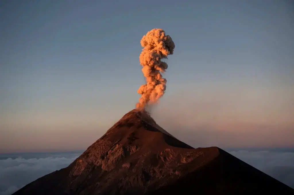 Stratovolcano, Volcanic eruption, Shield volcano, documentary photography by Josh Edelson/AFP