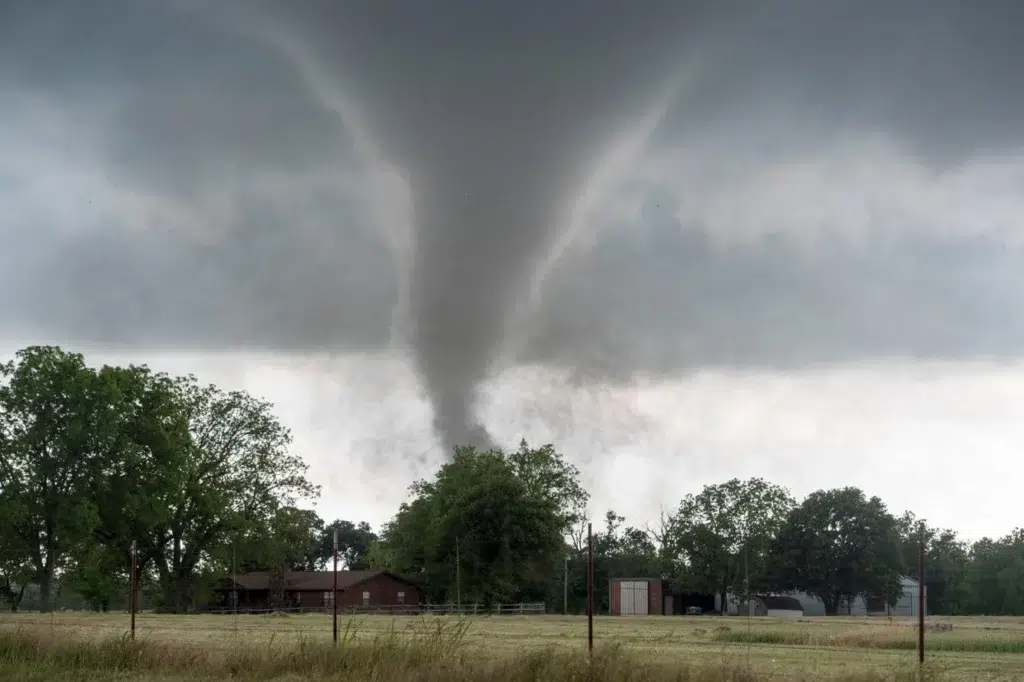 Severe weather and tornado photojournalism by Josh Edelson for AFP