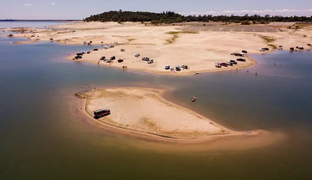 Dramatic photos show how storms filled California reservoirs, photo by Josh Edelson/AP