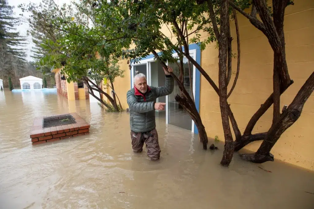 Flood and storm documentary photography by Josh Edelson, AFP photojournalist