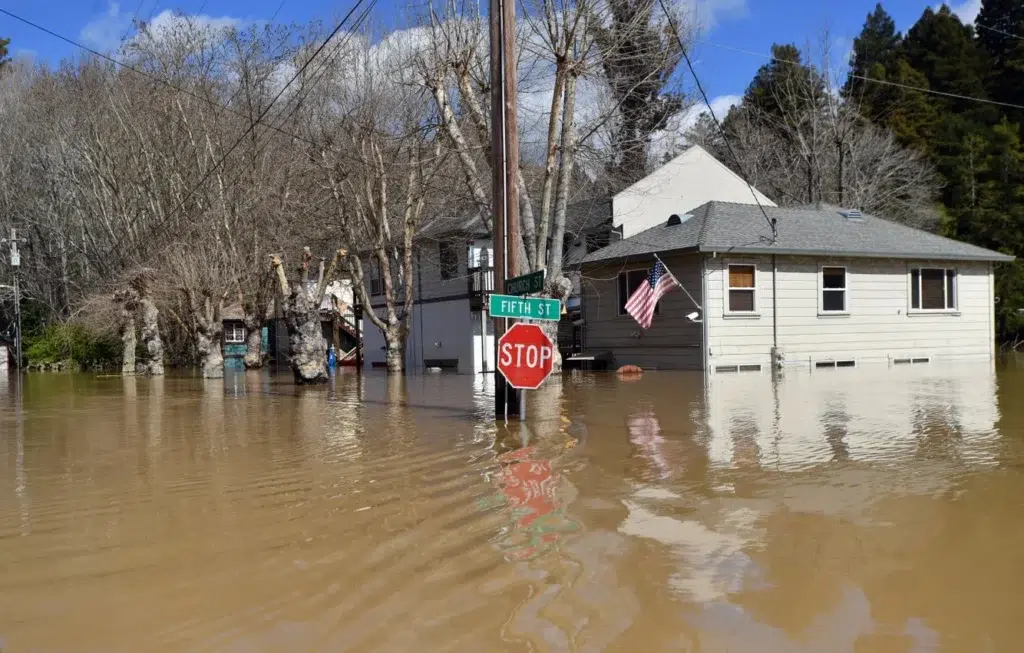 Flood and storm documentary photography by Josh Edelson, AFP photojournalist