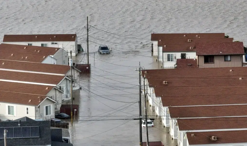 Flood and storm documentary photography by Josh Edelson, AFP photojournalist
