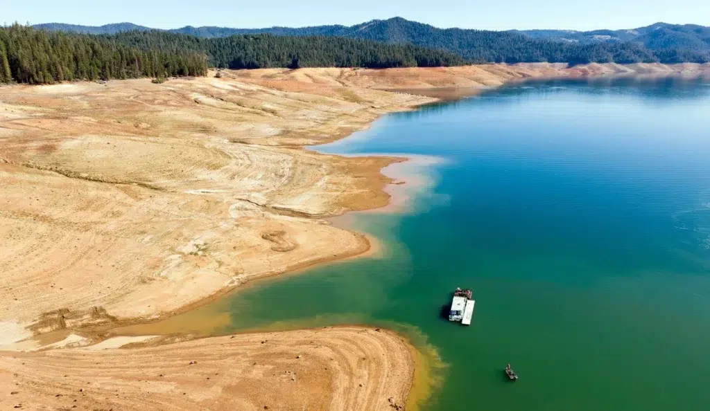 Crater Lake, Aerial photography, Photography, documentary photography by Josh Edelson/AFP