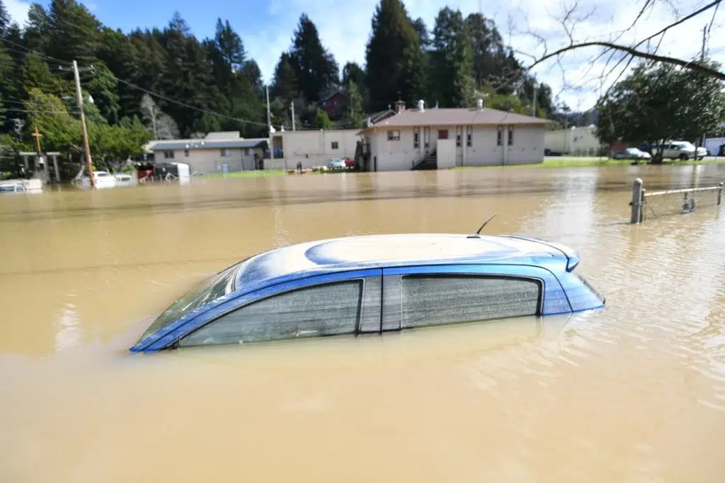 Flood and storm documentary photography by Josh Edelson, AFP photojournalist