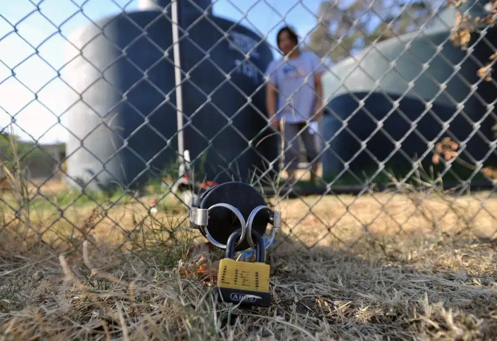 Chain-link fencing, documentary photography by Josh Edelson/AFP