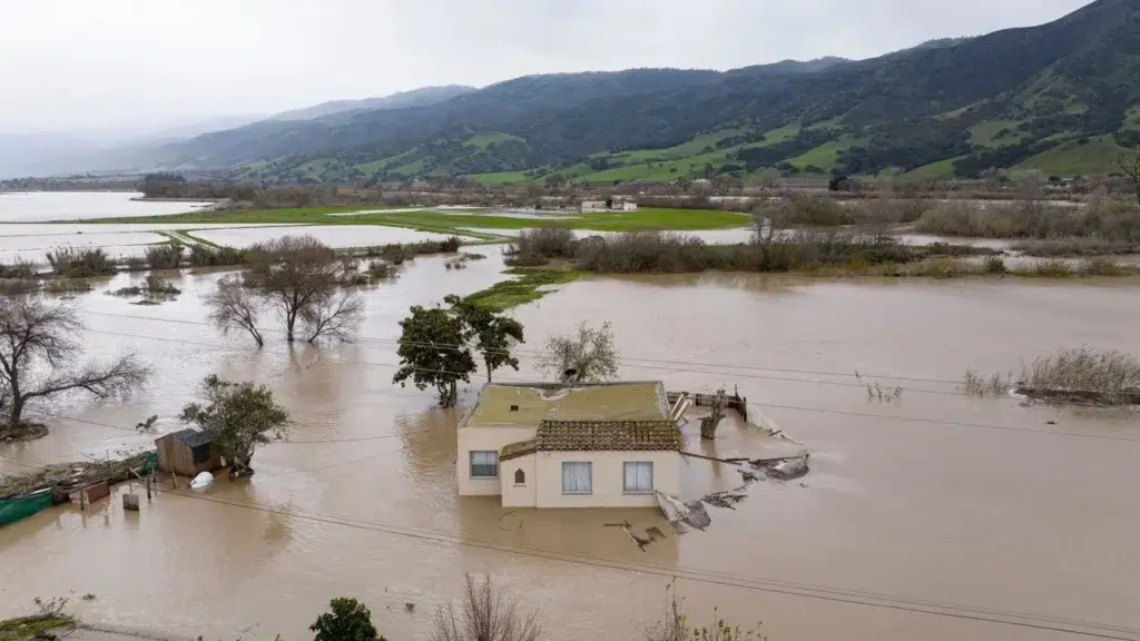 Flash flood, Flash flood warning, Flood warning, documentary photography by Josh Edelson/AFP