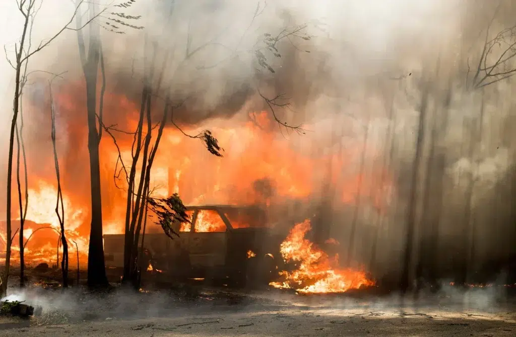 'Huge orange ball of flames': Entire town evacuated after massive fires, photo by Josh Edelson/AFP