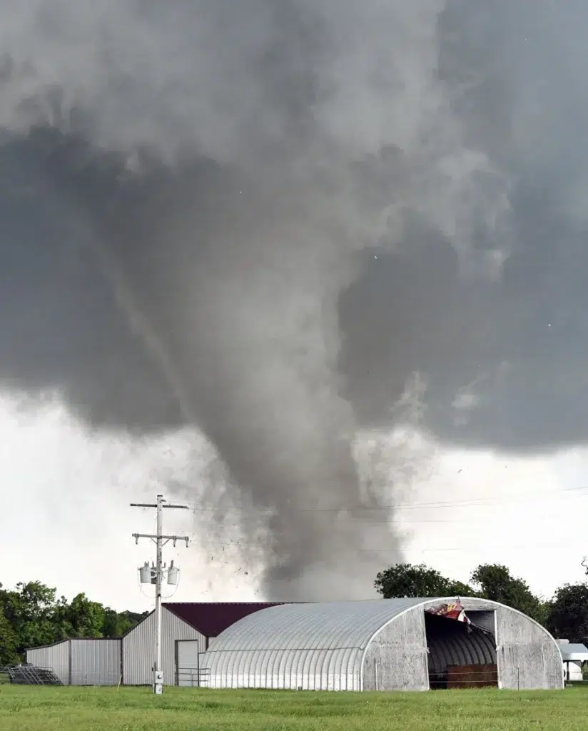 Wind gust, Wind speed, Funnel cloud, documentary photography by Josh Edelson/AFP