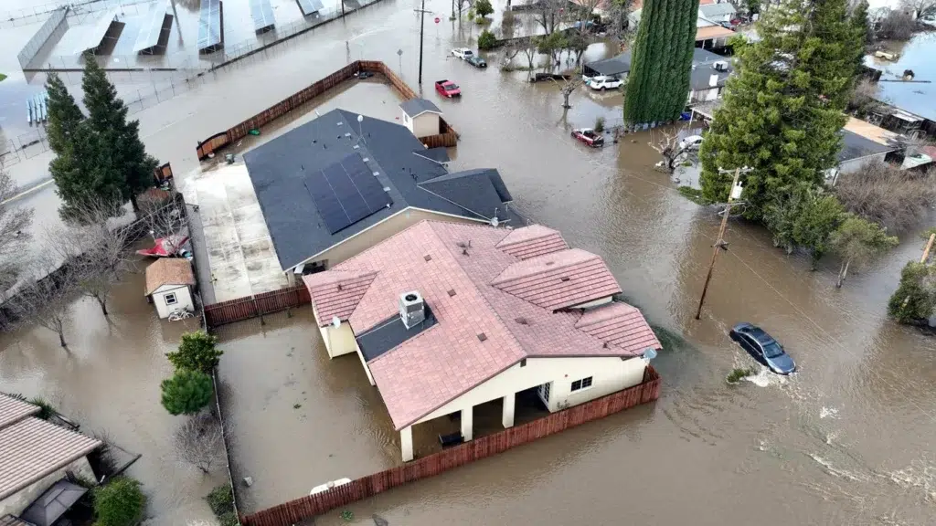 Flood and storm documentary photography by Josh Edelson, AFP photojournalist