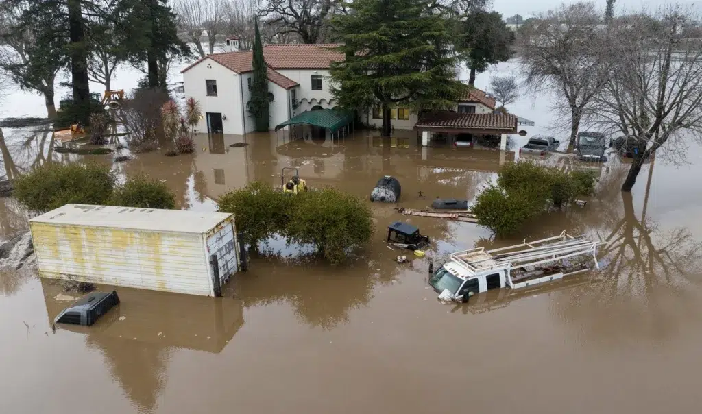 Flash flood, List of California floods, Flood warning, documentary photography by Josh Edelson/AFP