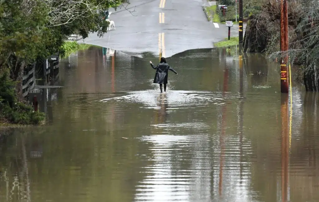 Flood and storm documentary photography by Josh Edelson, AFP photojournalist