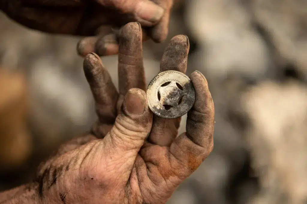A couple has found luck after Camp Fire, thanks to a coin, photo by Josh Edelson/AFP