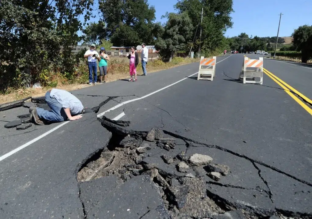 5.2-magnitude earthquake hits San Diego area, photo by Josh Edelson/AFP