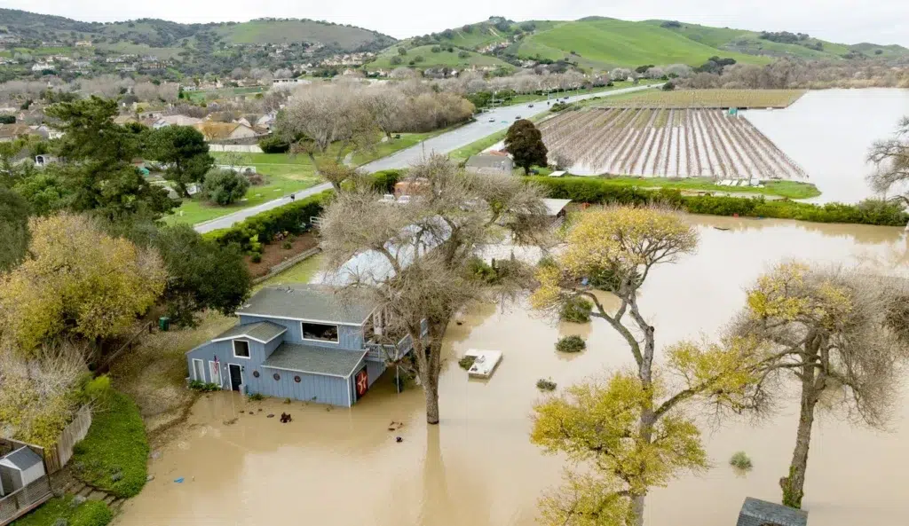 Flood and storm documentary photography by Josh Edelson, AFP photojournalist