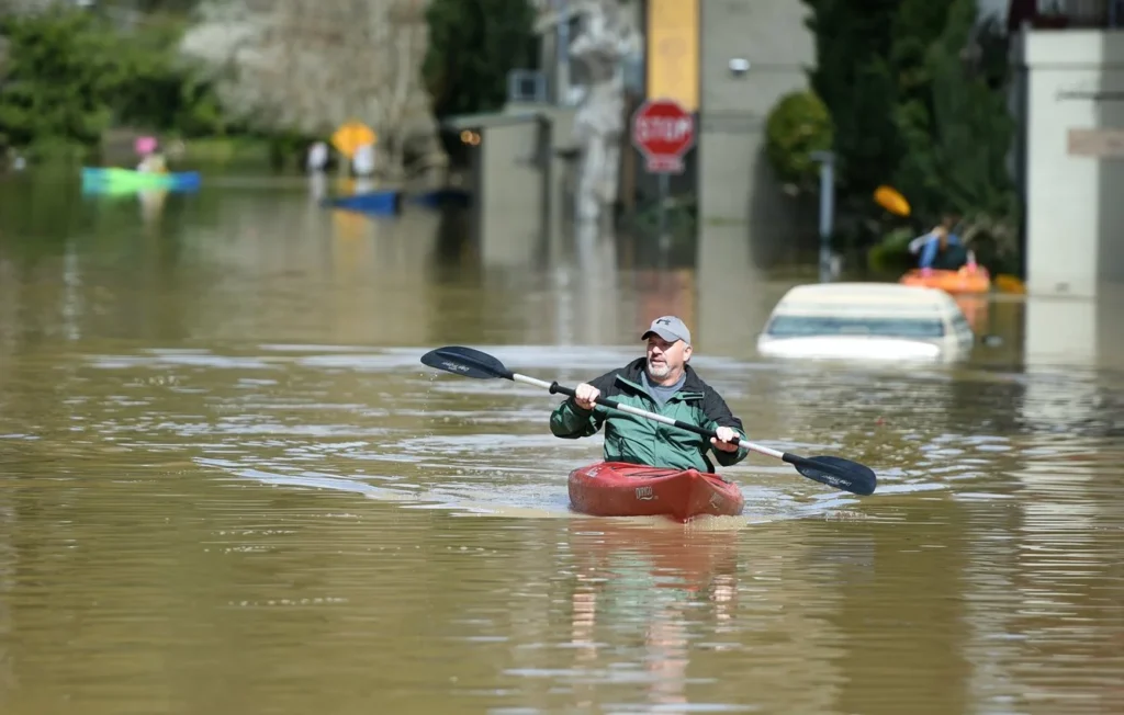 Sea kayak, documentary photography by Josh Edelson/AFP