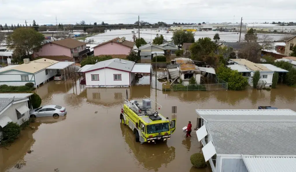 Flood and storm documentary photography by Josh Edelson, AFP photojournalist