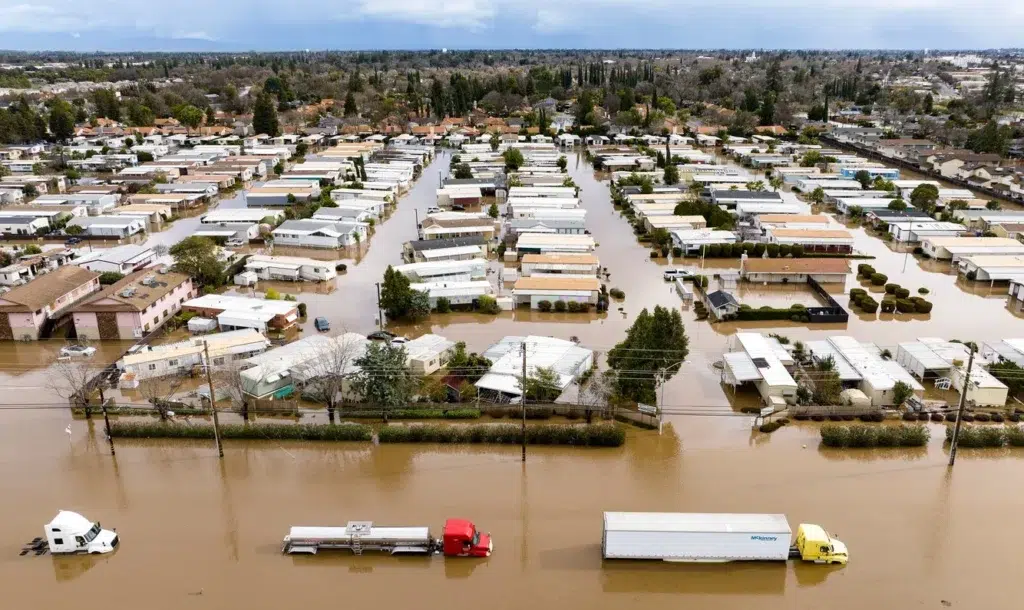 Flood and storm documentary photography by Josh Edelson, AFP photojournalist