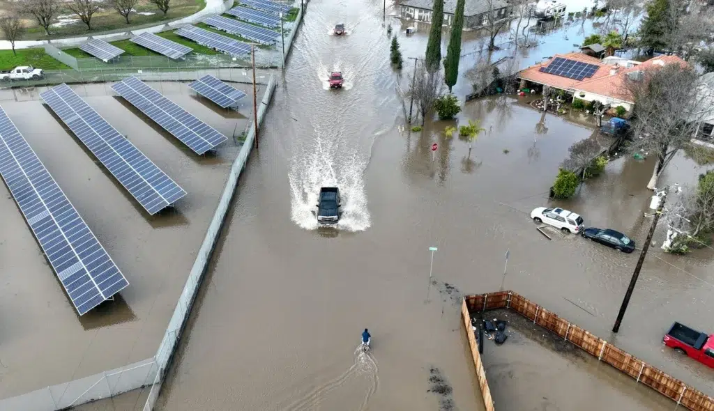 Flash flood, Flash flood warning, Flood warning, documentary photography by Josh Edelson/AFP