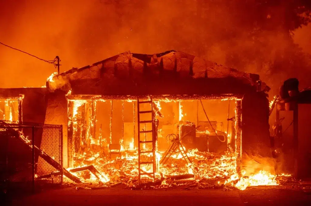 Chico State cancels classes as Camp Fire rages near city limits, photo by Josh Edelson/AFP