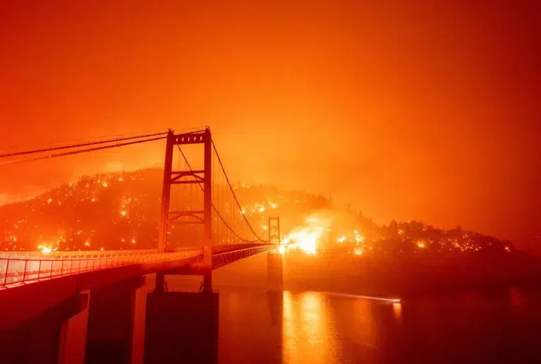 Terrifying footage shows California wildfire burning beneath bridge, photo by Josh Edelson/AFP
