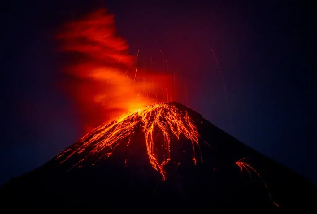 Stratovolcano, Shield volcano, Volcanic eruption, documentary photography by Josh Edelson/AFP