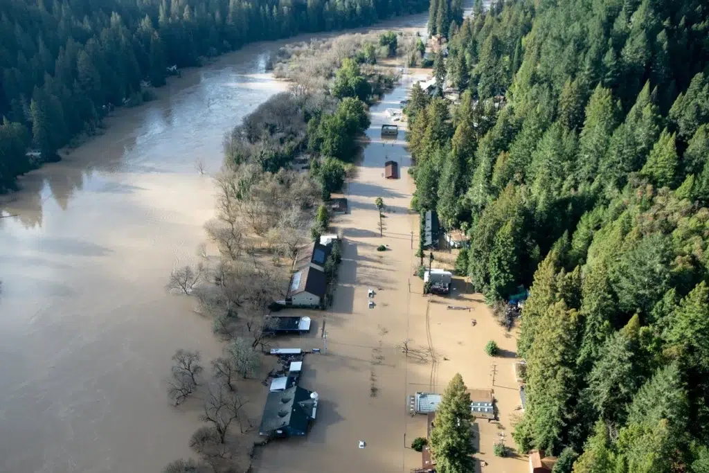 Photos Capture Devastation of Northern California Floods, photo by Josh Edelson/AFP