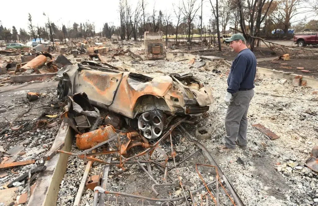 Los Angeles, Conflagration, Firefighting, documentary photography by Josh Edelson/AFP