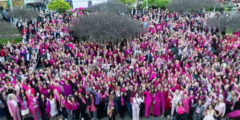 Aerial photograph of 950 people gathered in San Francisco — drone photography by Josh Edelson